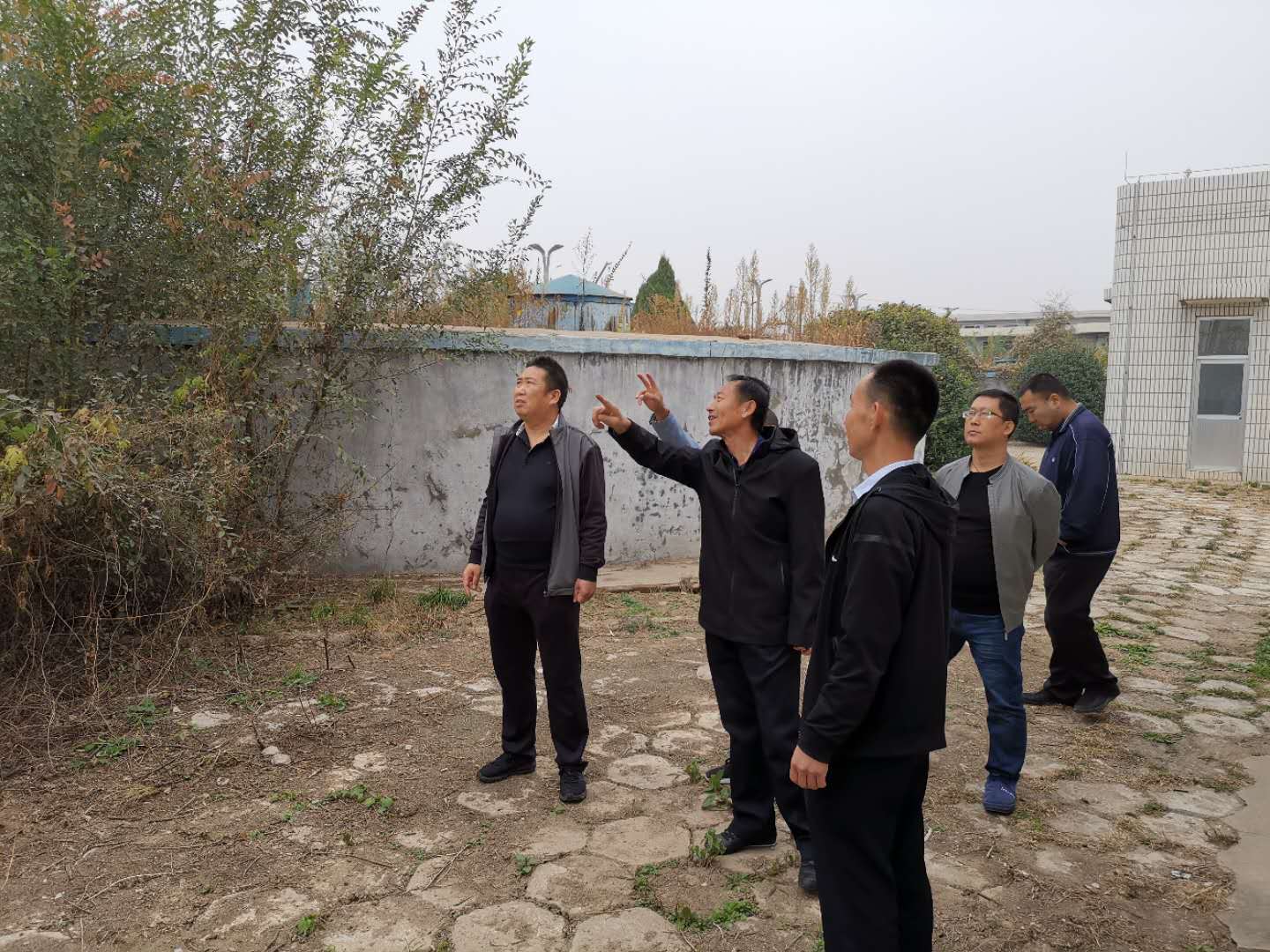 公司總經(jīng)理王建人在供水、污水生產(chǎn)一線開展風(fēng)險隱患排查 (1).jpg